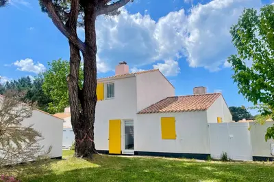 Image de Maison avec piscine chauffée, tennis, Wi-Fi à 600m de la mer
