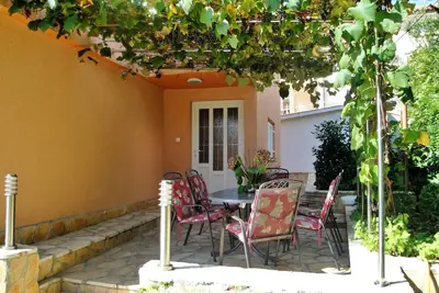 Image de Appartement de vacances Dobrinj pour 1 - 6 personnes avec 2 chambres à coucher - Maison jumelée
