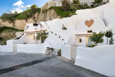 Image de Mystagoge Retreat cave with an indoor pool and gym\n