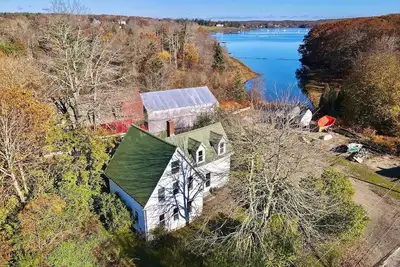 Image de Single-family home situated on the waterfront in the beautiful midcoast Maine