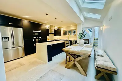 Image de Introducing a stunning townhouse nestled in the prestigious locale of St. Ives