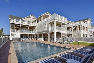 Image de Crew Quarters -- 16br Oceanfront with Elevator, Pool and More!