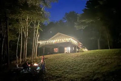 Image de Still summer dates available! Waterfront Home, Large deck, Firepit & Dock!