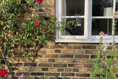 Image de Cozy cottage for a couple or a young family. 3 minute walk to the beach!