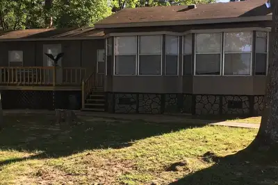 Image de Cozy on the lake lodging with kayaking and fishing supplies furnished.