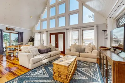 Image de Luxury lakefront home w/free attraction tickets, hot tub, dock, Ping-Pong, decks