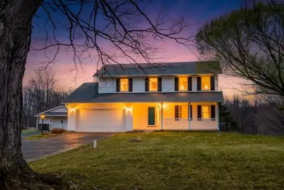 Image de 2 private grassy acres, hot tub, fire pit, games \n