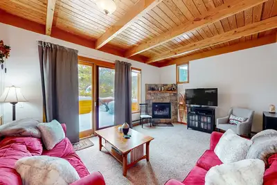 Image de 2-story dog-friendly condo with mountain views - walk to tennis center, ice rink