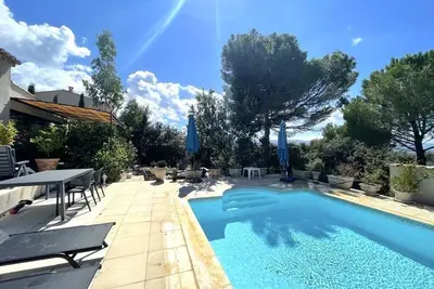 Image de les Colombes 70 m² vue Luberon, pres village, dans la garrigue, piscine chauffée