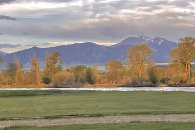 Image de Luxury Home on Blue Ribbon Madison River and steps away from downtown Ennis, Mt.