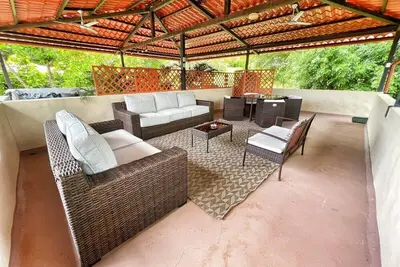 Image de Rooftop Hideaway | Walk to Beach, Dining + Shops