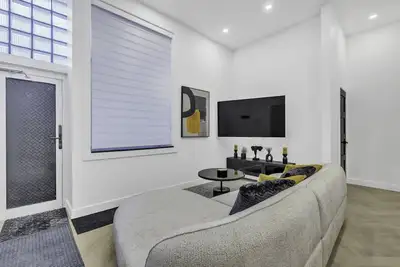 Image de Appartement élégant, où le luxe côtoie commodité.