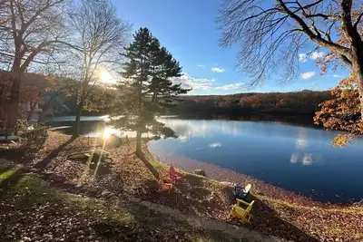 Image de Lakefront Connecticut Oasis - Updates throughout