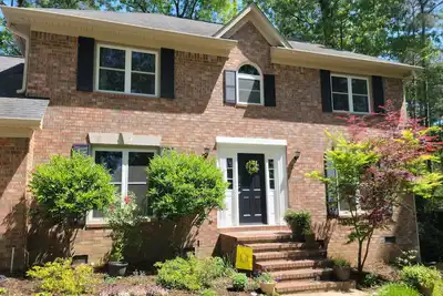 Image de Come relax in our lovely home within walking distance to the Masters.