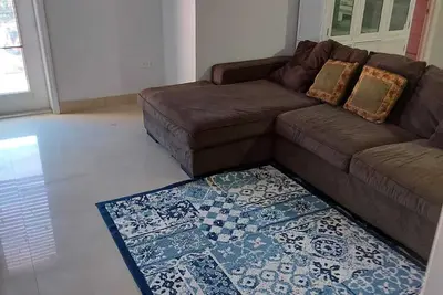 Image de Tranquil 3 bedroom, very relaxing 5 mins  from the beach, grocery store and gym.