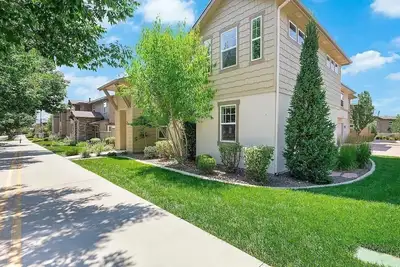 Image de Greenbelt Townhouse - Walk to restaurants - coffee shop. Family friendly.