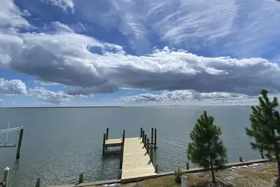 Image de Beautiful waterfront property overlooking the sound