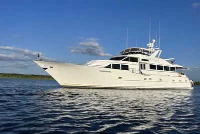 Image de Luxury Yacht Charter with private stewardess, great views, & strong Wi-Fi.