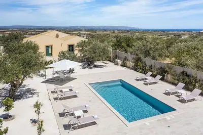 Image de Villa design au milieu d'oliviers centenaires