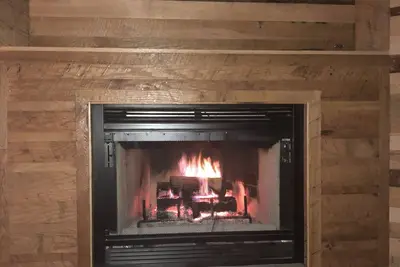 Image de 3500 sq ft barndominium, sleeps 9 guests. 3 bedrooms and 3 bath with gym.