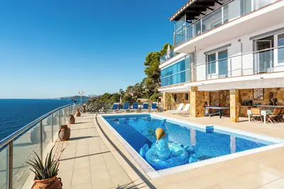 Image de Villa Bergantin avec vue sur la mer, piscine et Wi-Fi.