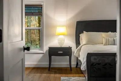 Image de Solitude at Willow. . . Custom Designed on two acres 7 minutes drive to downtown