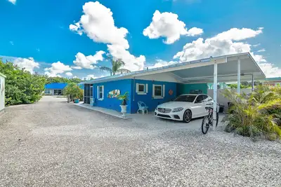 Image de Beachy Old Florida Cottage with Bikes 1. 5 Mile to the Beach