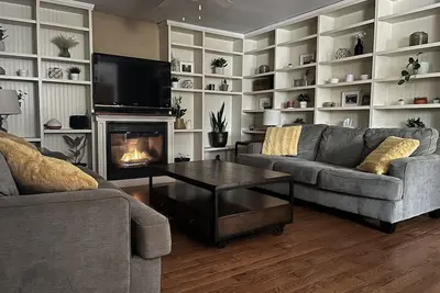 Image de Heart of downtown w/ private backyard. Walk to Elora Mill!