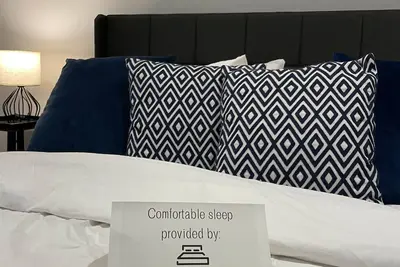 Image de The Lux Den Speaks for itself. Cozy, bright self-contained basement suite