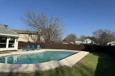 Perfect Vacation With Big Pool in Richardson