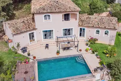 Image de Villa spacieuse avec piscine et vue panoramique