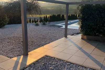 Image de maison avec piscine située en campagne
