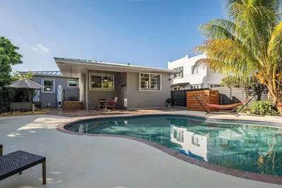 Image de Surfers Cove – 3br/2ba Pool Home Near Calle Ocho