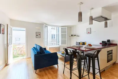 Image de Appartement avec Balcon au Coeur du Quartier Latin: Profitez du Charme Parisiens