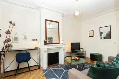 Image de Joli Appartement à Côté de la Seine: Profitez de la Beauté des Rives Parisiennes