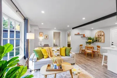 Image de Secret & Cozy Renovated Cottage Near Costco, I99