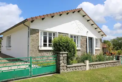 Image de Maison plain pied entouré d'un grand jardin clos.
