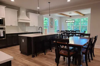 Image de New June 2024 -Lakefront 9 King Bedrooms/8 bath! Private Dock and Beach! 2 acres