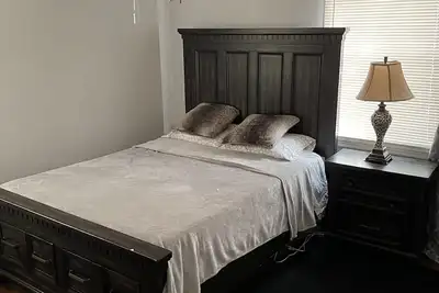 Image de Downtown and beach access Bungalow. Pet friendly