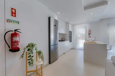 Image de Serenity ~ 5 min to Town ~ Rooftop Pool ~ Luxury