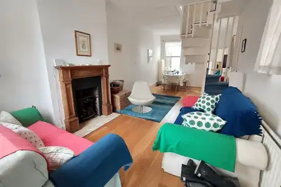 Image de Cozy 2Br cottage centrally located, quick walk to beach, pubs shops and station.