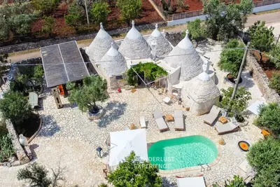 Image de Situé à Ostuni, à 33 km de la réserve de Torre Guaceto et à 34 km du musée archéologique d'Egnazia, le Trulli della Madonnina dispose d'un jardin et de la climatisation. Vous bénéficierez gratuitement d'une connexion Wi-Fi et d'un parking privé
