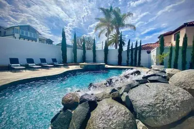 Resort Style Home with Hot Jacuzzi, Relaxing Pool and Cozy Living Spaces
