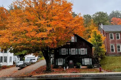 Studio Apt with Full Kitchen. 1 minute stroll over picturesque bridge into town.