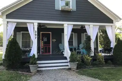 Image de Contemporary Cottage with 2 Huge Covered Porches!