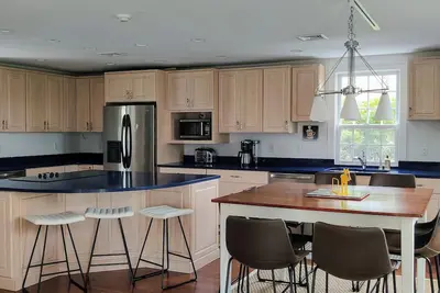 Image de Chatham dog-friendly family retreat with tennis, water views & access!