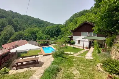 Image de Balkans Serendipity - Artistic forest house