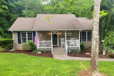 Image de Peaceful Retreat 3 Bd, 3 Ba Smith Mountain Lake