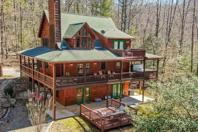 Image de Serene Mountain Lodge: HotTub, FirePit, Game Room Minutes from Downtown Ellijay
