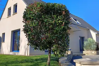 Image de Maison à proximité de la mer avec jardin clôturé et piscine.
